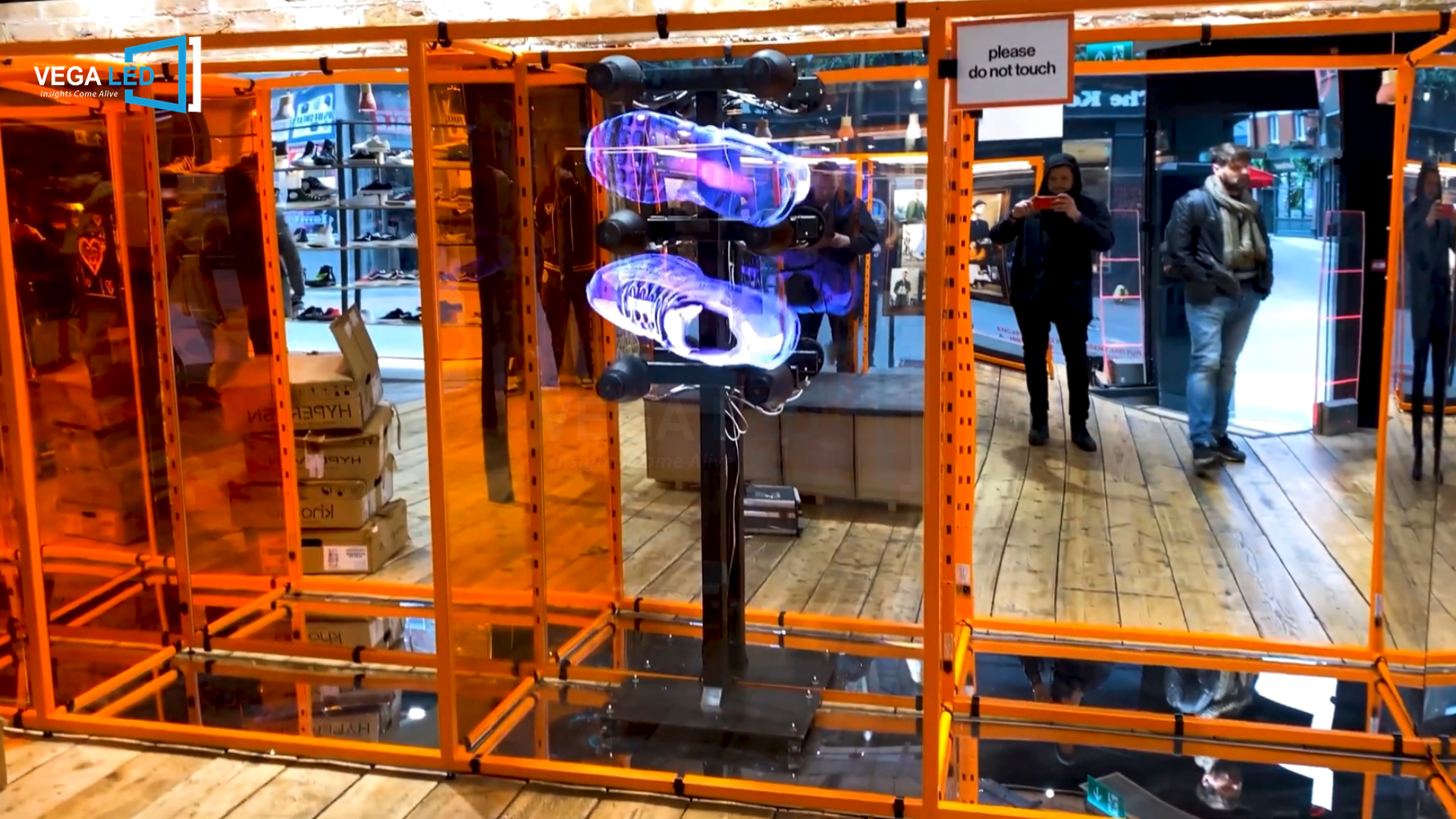 Cửa hàng NIKE nổi bật giữa phố nhờ quảng cáo 3D HOLOGRAM